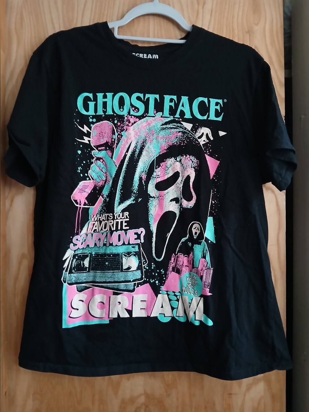 Unisex Scream Ghost Face "What's Your Favorite Scary Movie?" T-Shirt. Large.